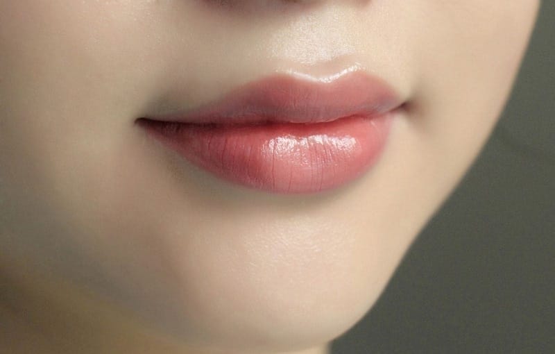 Môi có độ dày vừa phải và cân bằng