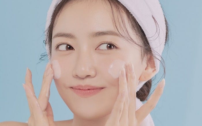 Không nên dùng sữa rửa mặt có hạt sẽ làm da bị đau 