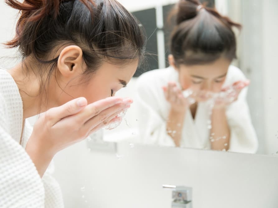 Làm sạch da để cải thiện lỗ chân lông to