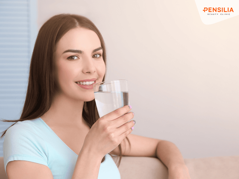 Uống nhiều nước để giữ ẩm cho da môi 