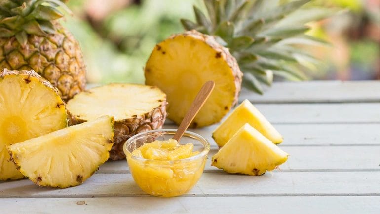 Dứa luôn nằm trong tốt trái cây giúp cô bé ngọt nước