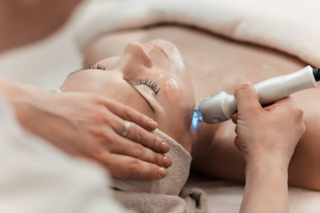 Bác sĩ điều trị nám bằng công nghệ Laser Pico Fotona