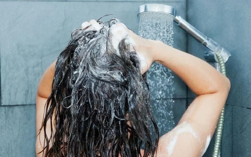 Gội đầu quá thường xuyên sẽ khiến tuyền nhờn của da đầu tiết ra nhiều hơn 