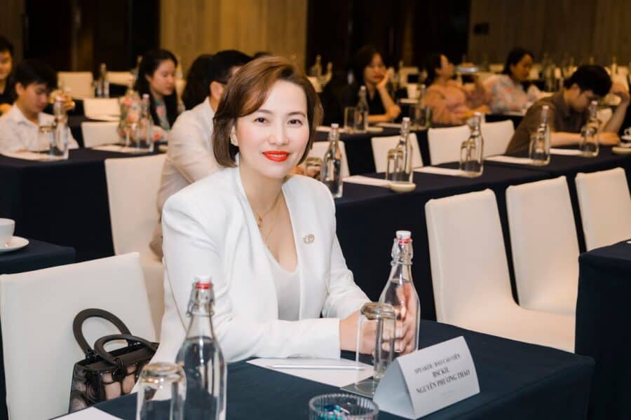 Bác sĩ Nguyễn Phương Thảo báo cáo khoa học Phương pháp căng chỉ nâng cung mày tại Dubai