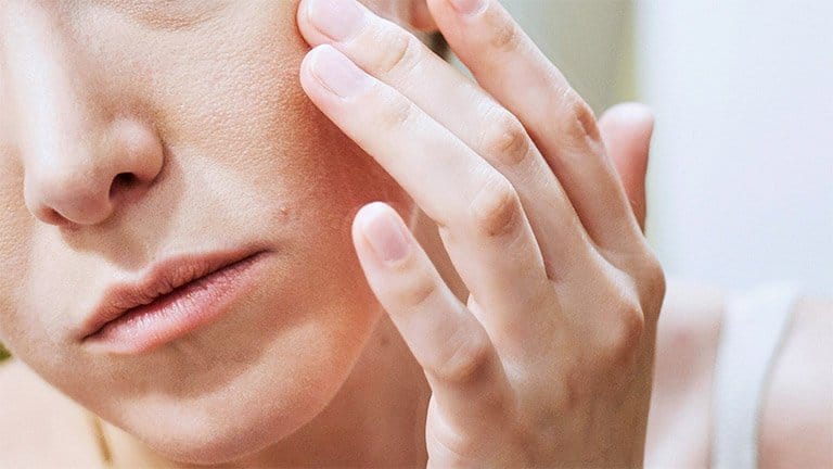 Da khô có giống da thiếu nước không?