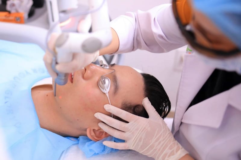 Đến thăm khám cùng Bác sĩ da liễu để xác định tình trạng và lựa chọn phương pháp điều trị phù hợp