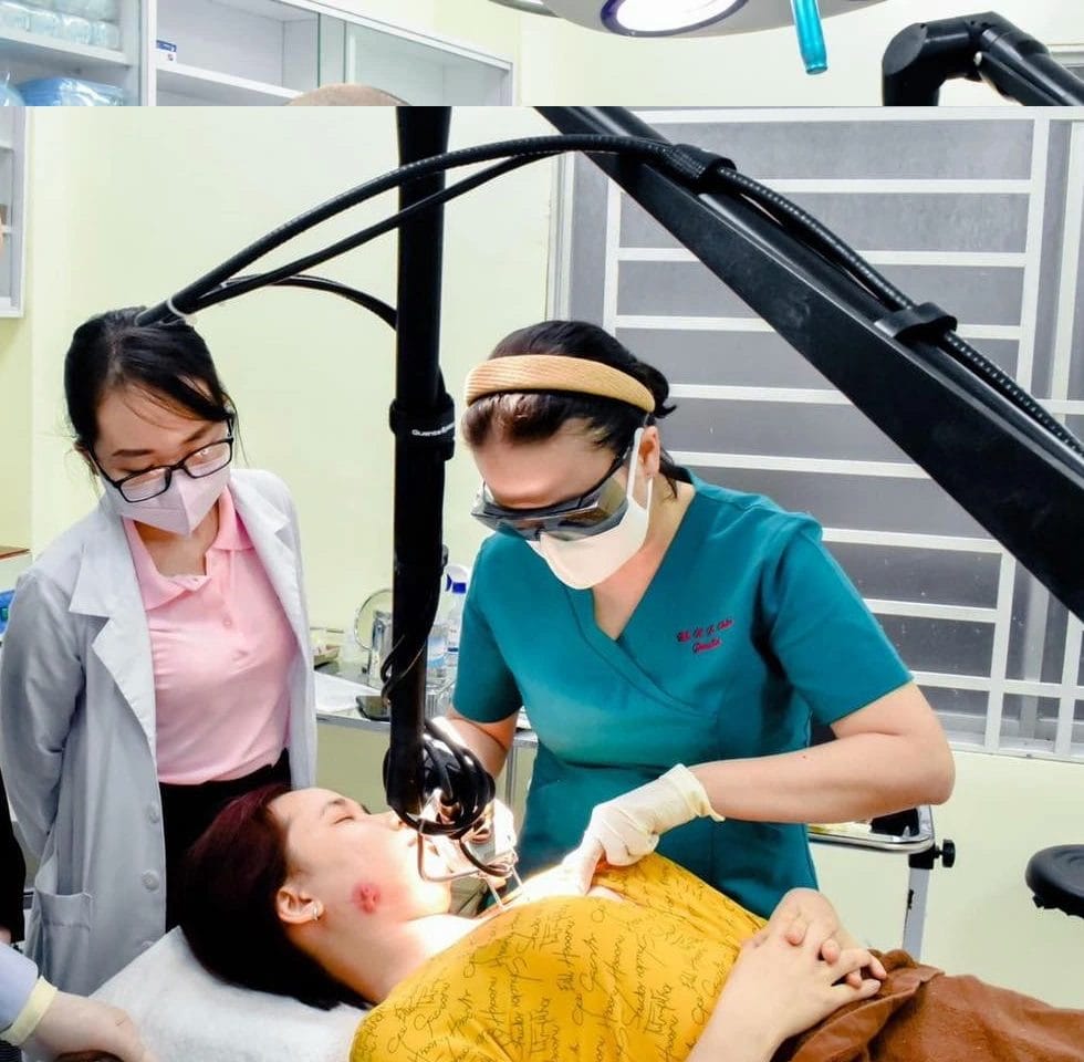 Bác sĩ Nguyễn Phương Thảo điều trị sẹo tại Pensilia bằng công nghệ 2 sóng và mix tia