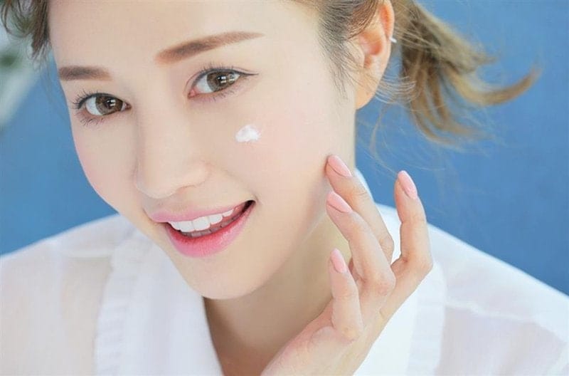 Bảo vệ da dưới ánh nắng để hạn chế sự biến đổi sắc tố da 